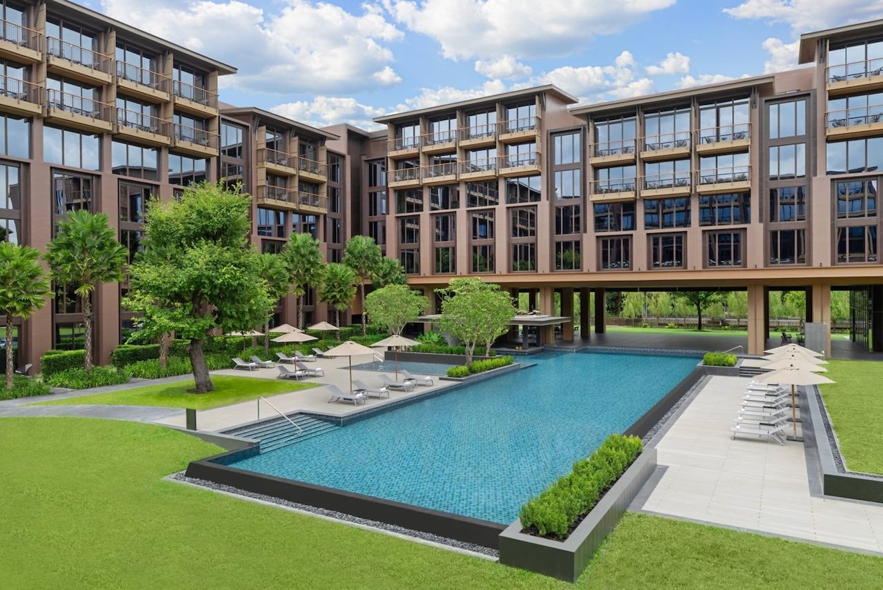 Courtyard by Marriott Bangkok Suvarnabhumi Airport pool view