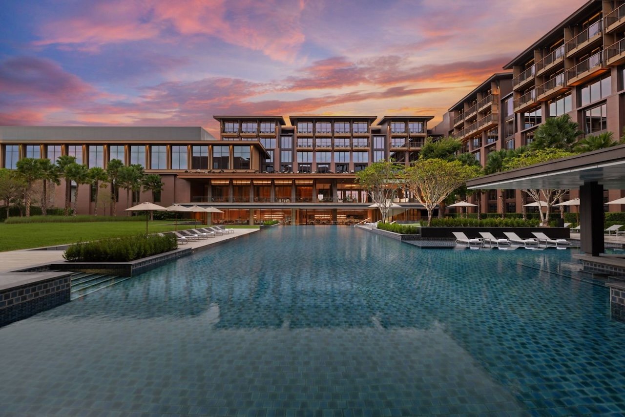 Courtyard by Marriott Bangkok Suvarnabhumi Airport pool view