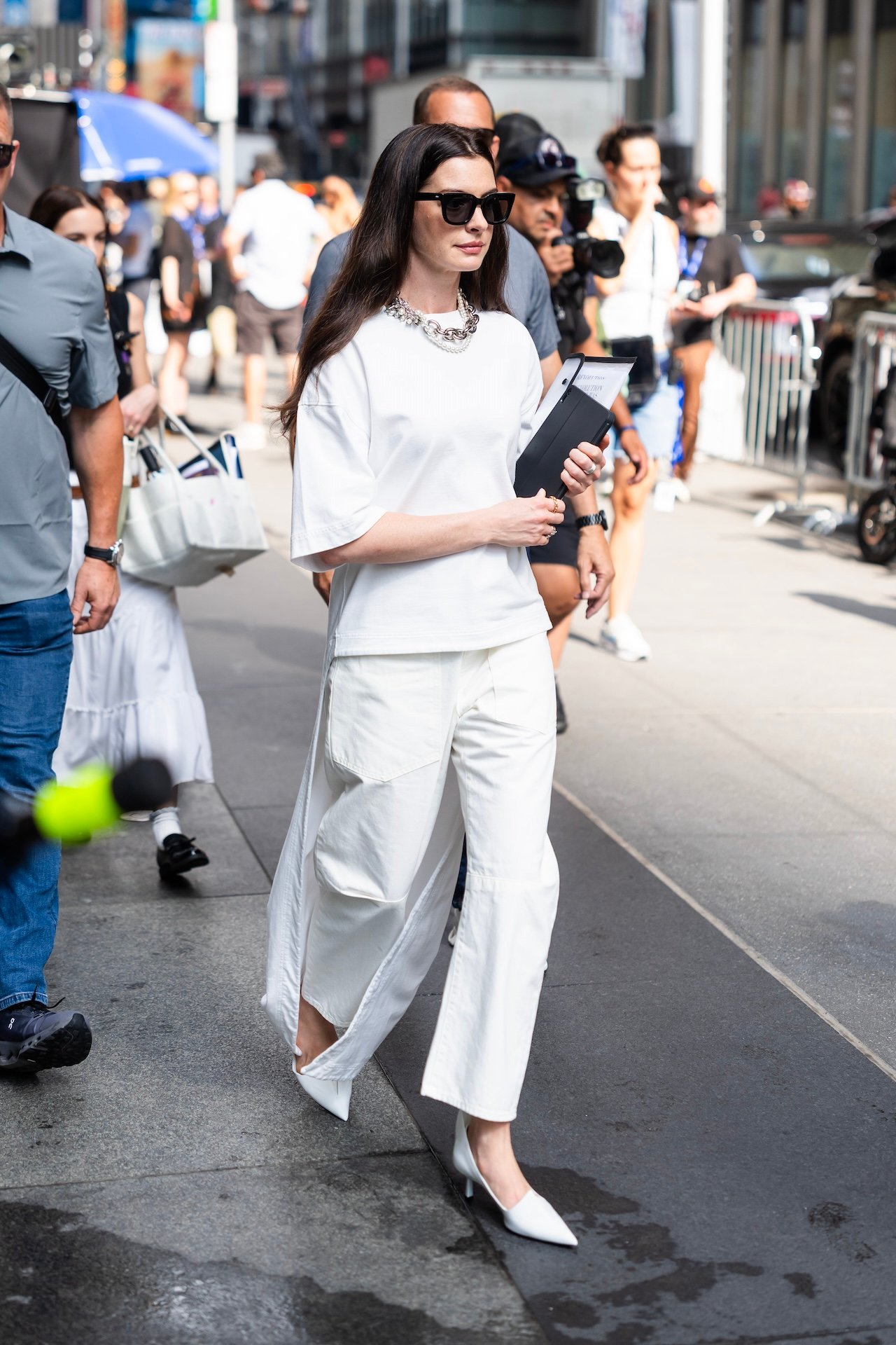 Anne Hathaway is seen filming 'The Devil Wears Prada 2'