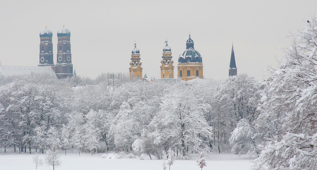 Blick vom Englischen Garten auf die T&uuml;rme der Stadt im Winter &copy; M&uuml;nchen Tourismus Tommy L&ouml;sch