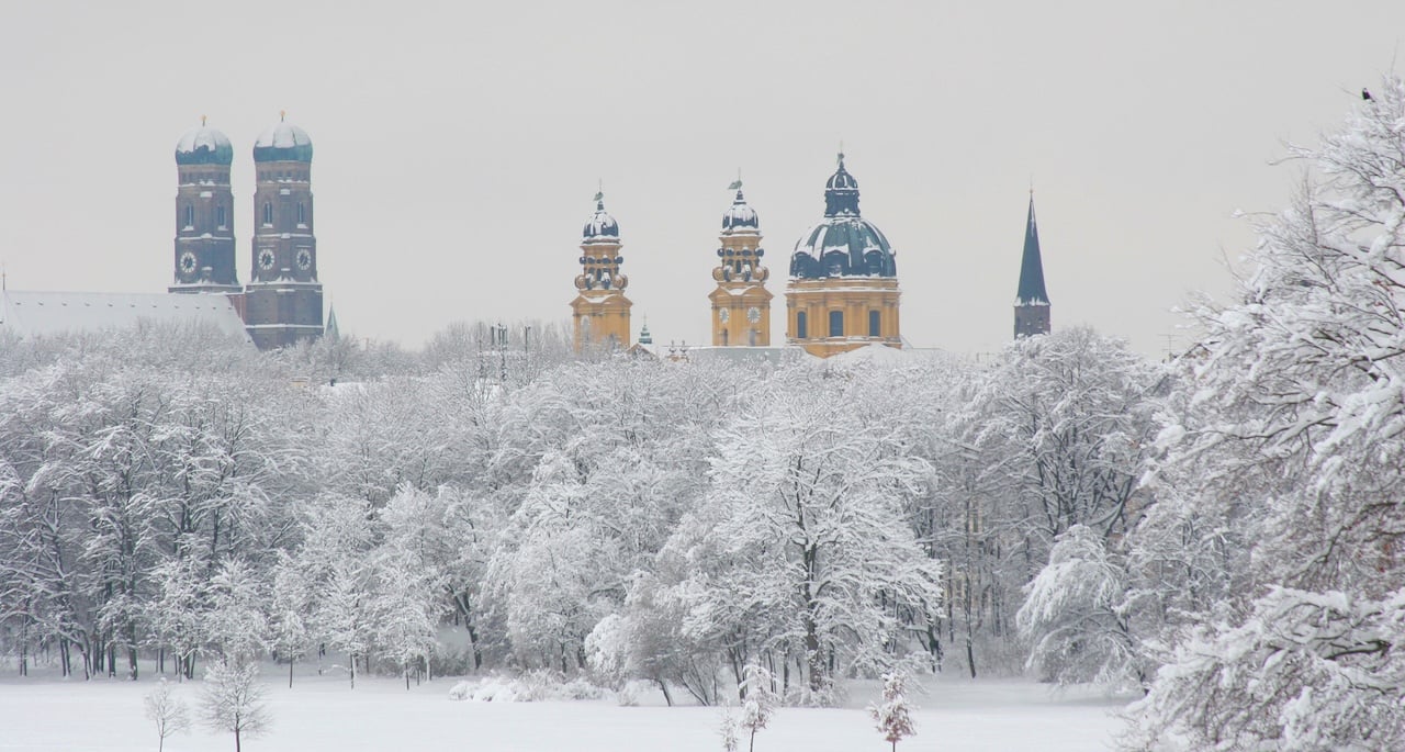 Blick vom Englischen Garten auf die Türme der Stadt im Winter © München Tourismus Tommy Lösch