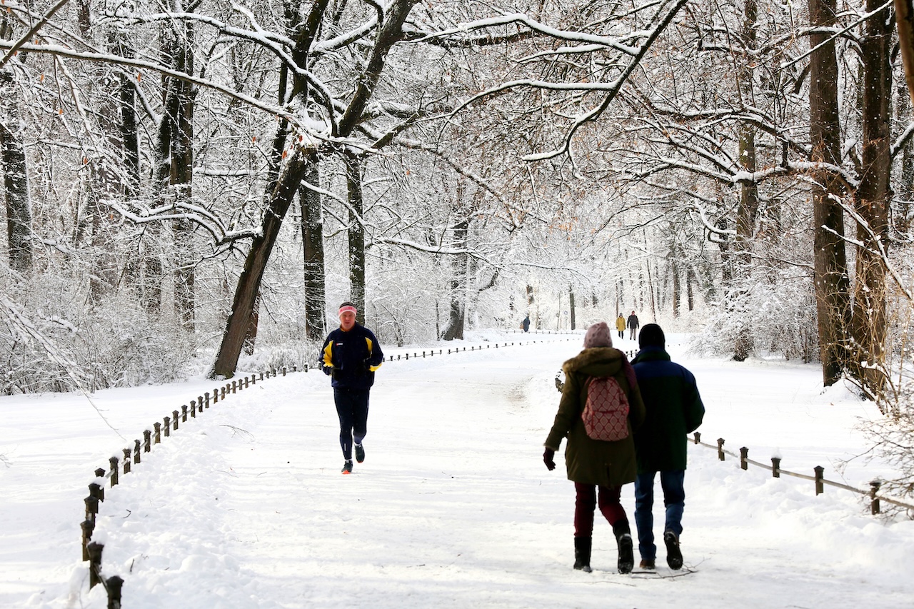 Jogger im winterlichen Englischen Garten, &copy; M&uuml;nchen Tourismus, Tommy L&ouml;sch
