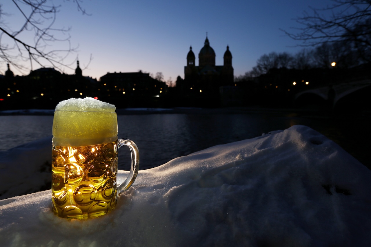 Masskrug im Schnee am Abend, &copy; M&uuml;nchen Tourismus, Sigi M&uuml;ller