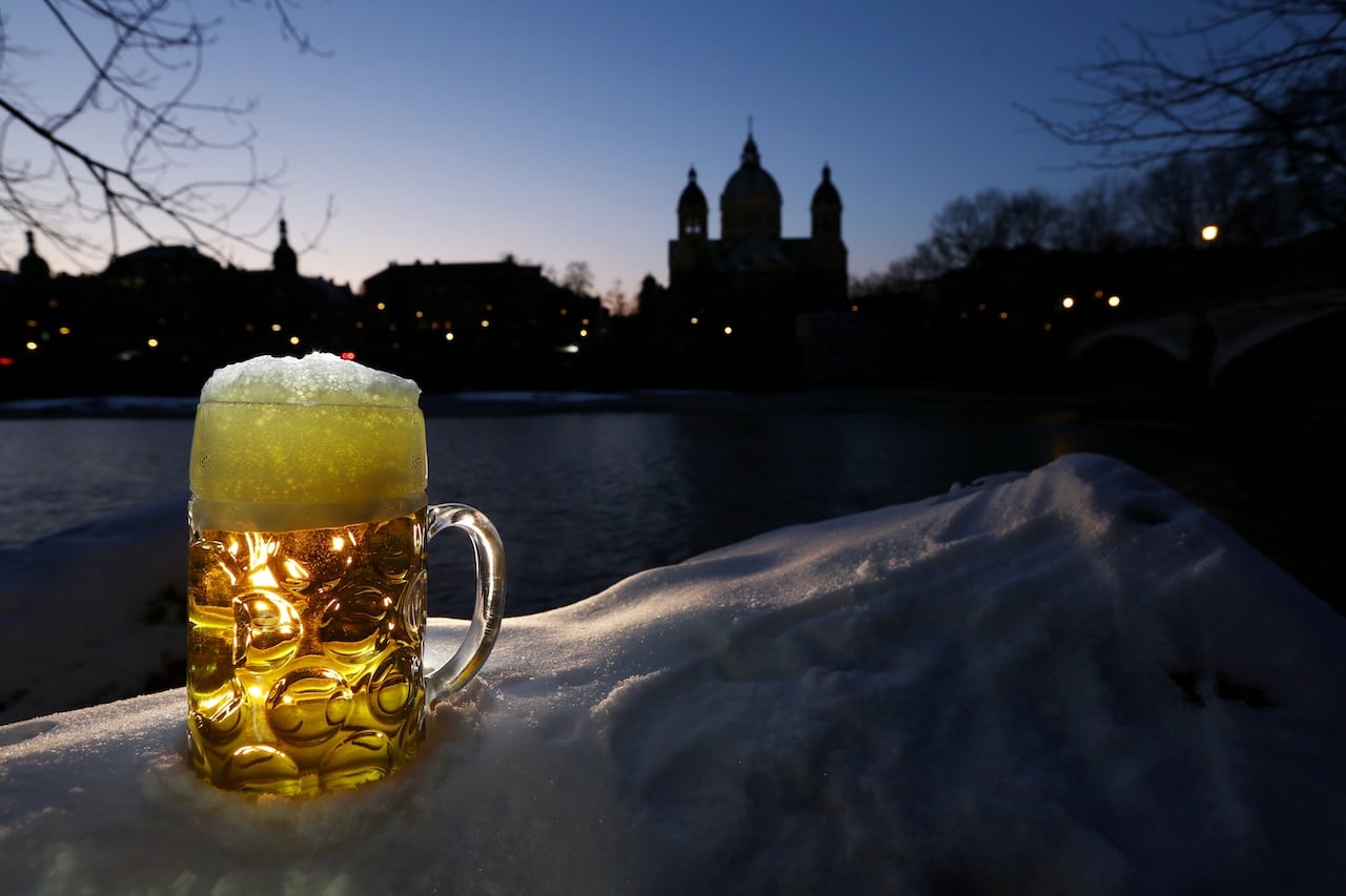 Masskrug im Schnee am Abend, © München Tourismus, Sigi Müller