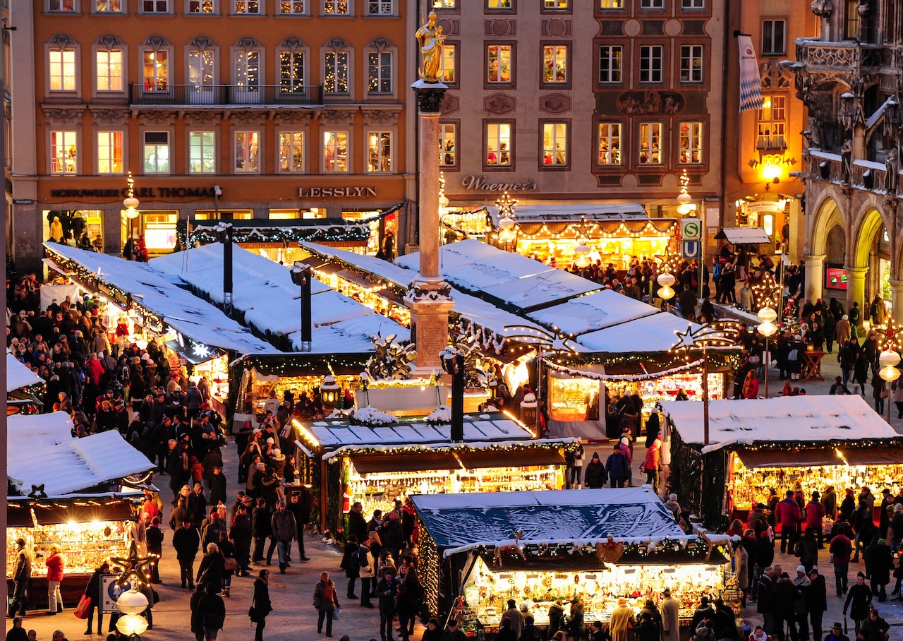 Verschneite Marktst&auml;nde auf dem Christkindlmarkt, &copy; M&uuml;nchen Tourismus, Lukas Barth