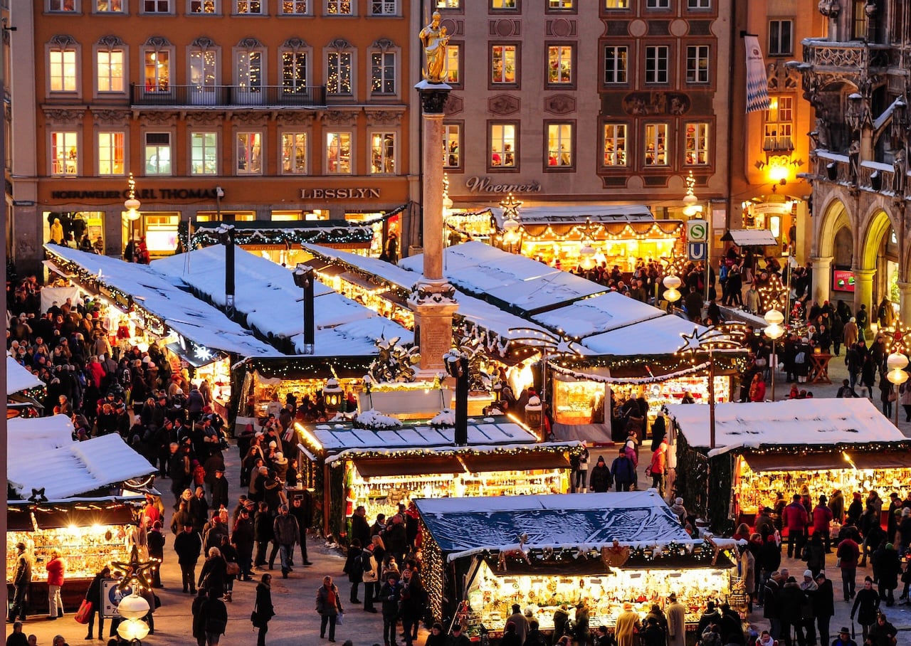 Verschneite Marktstände auf dem Christkindlmarkt, © München Tourismus, Lukas Barth