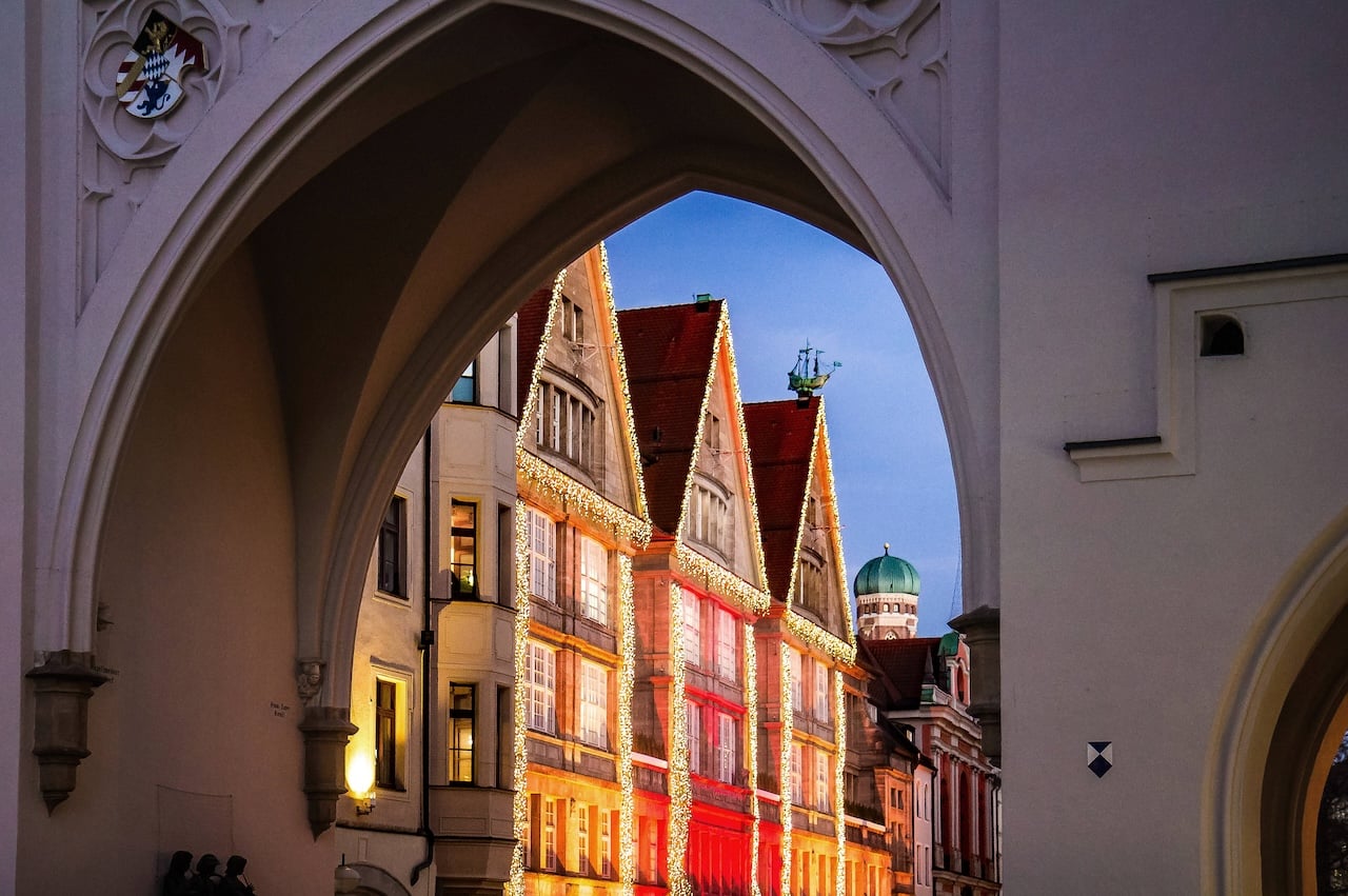 Weihnachtlich geschmückte Kaufhausfassade am Karlstor , © München Tourismus, Werner Böhm