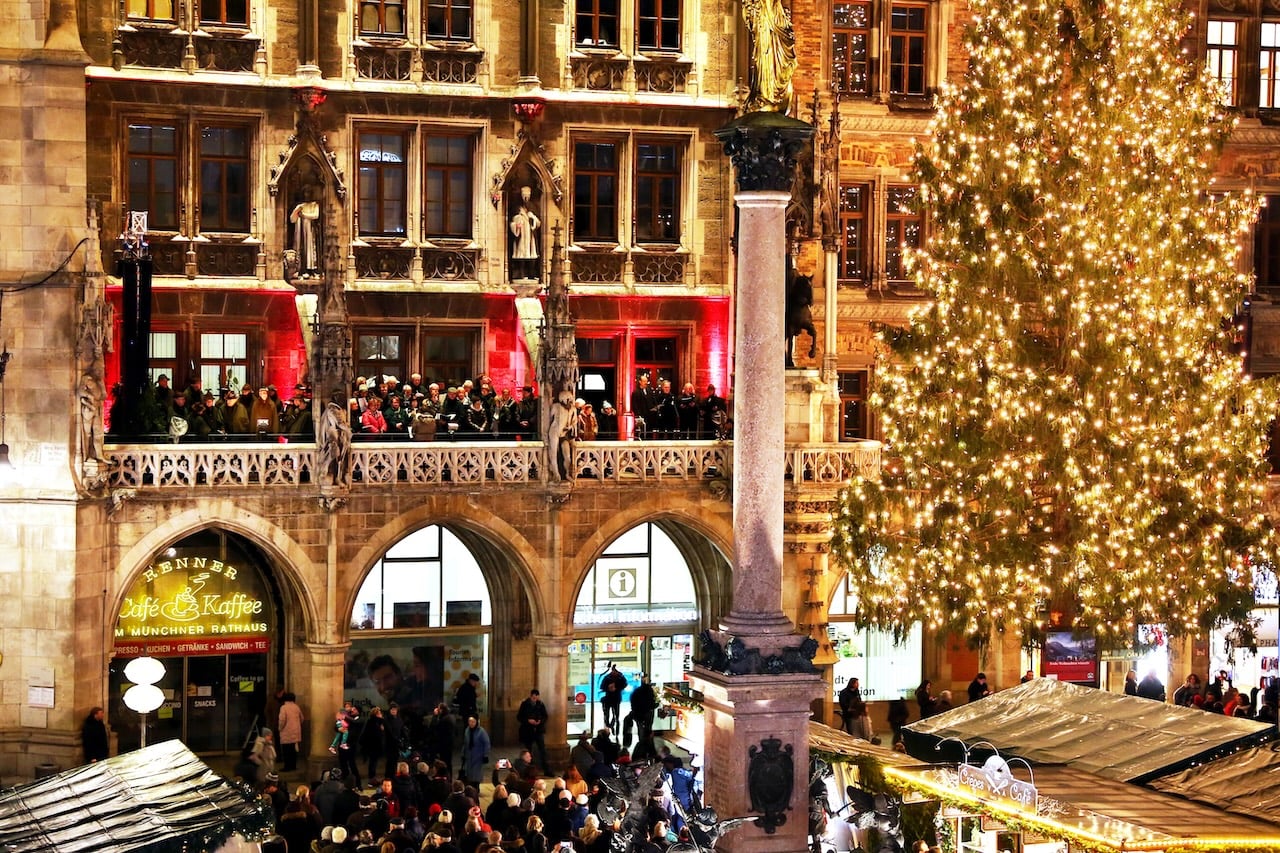 Weihnachtslieder vom Balkon des Neuen Rathauses, © München Tourismus, Tommy Lösch
