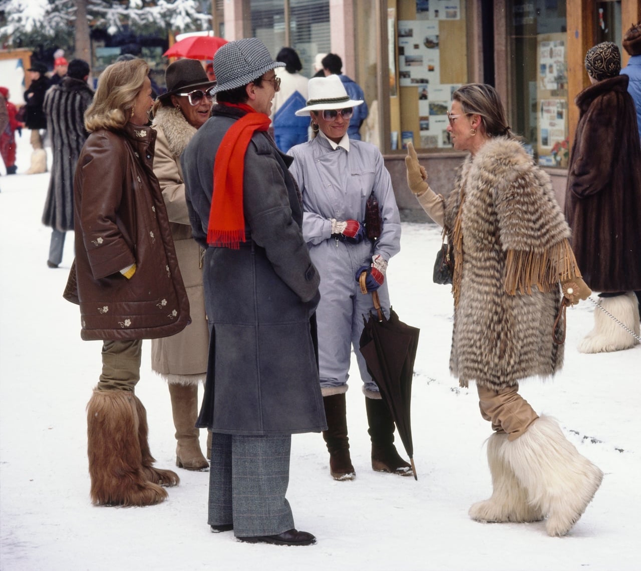 Shoppers in the snow on the Corso Italia in Cortina d'Ampezzo, Italy, 1982. (Photo by Slim Aarons/Getty Images)