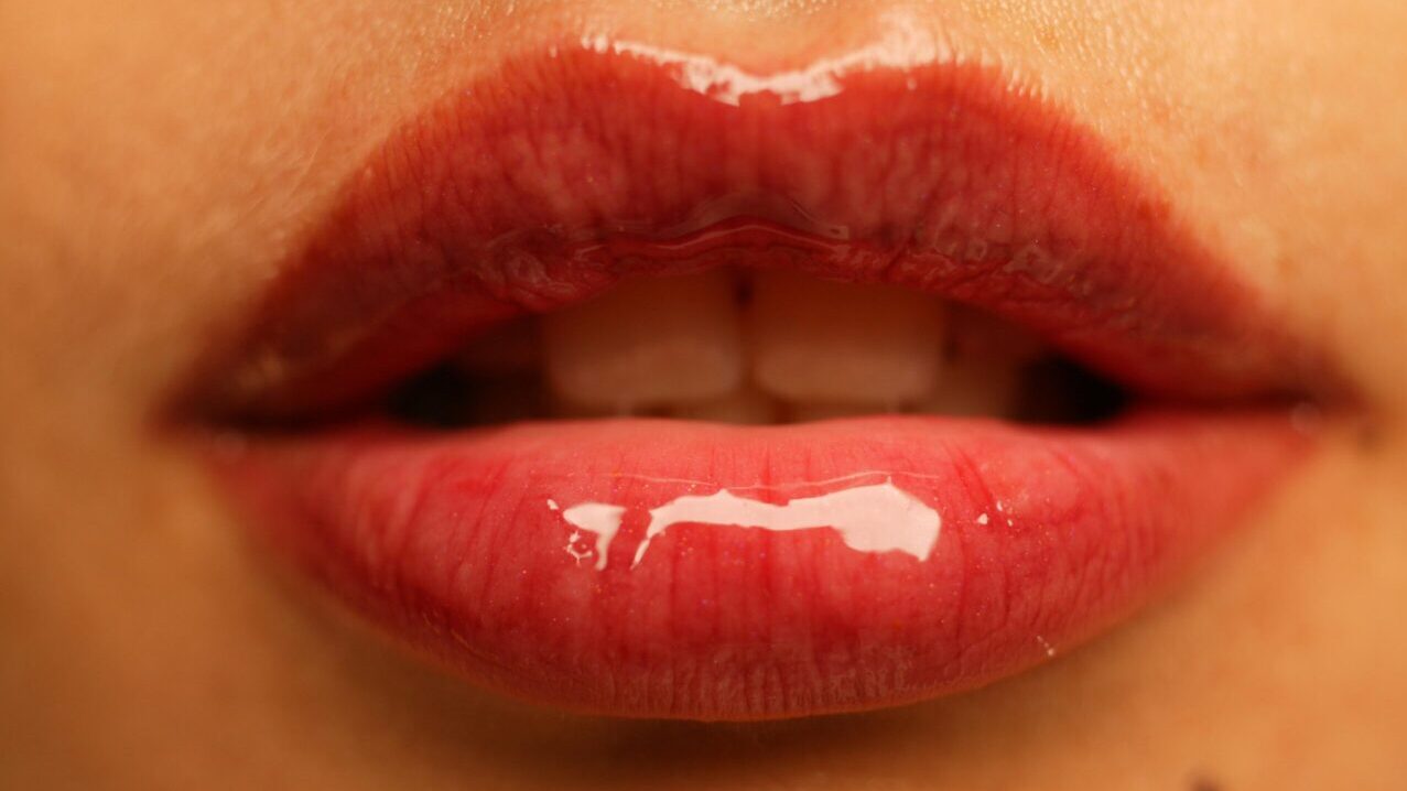 glossy lips