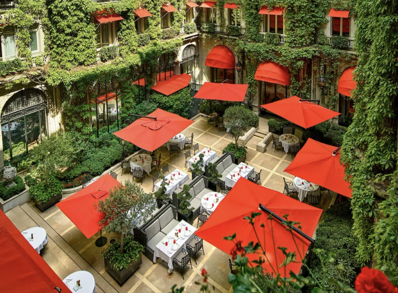 Hôtel Plaza Athénée courtyard
