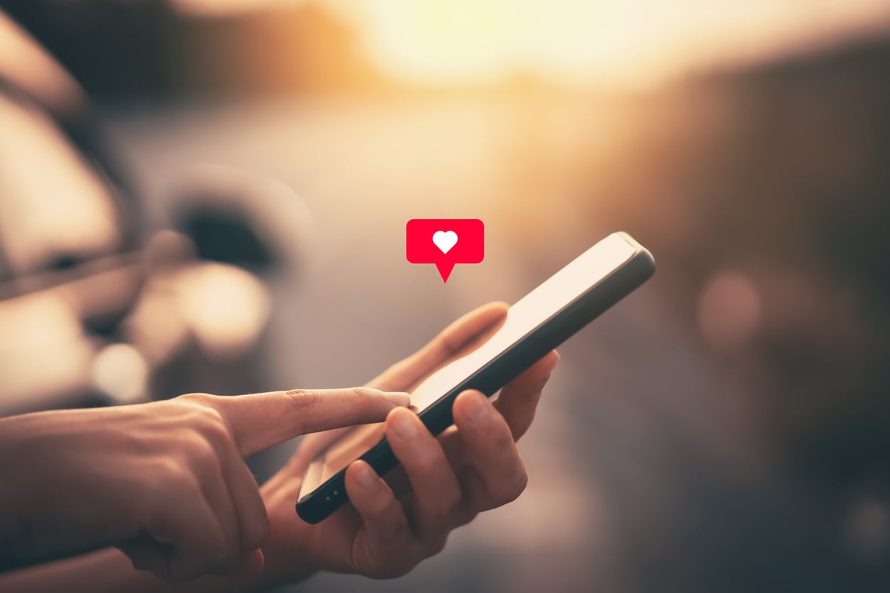 Every Zodiac Sign's Worst Dating App Habit Finally Revealed