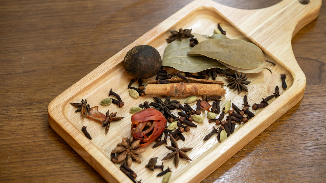 Boiling Bay Leaves With Cloves and Cinnamon Is the Best Chemical-Free Way to Purify Your Home Air