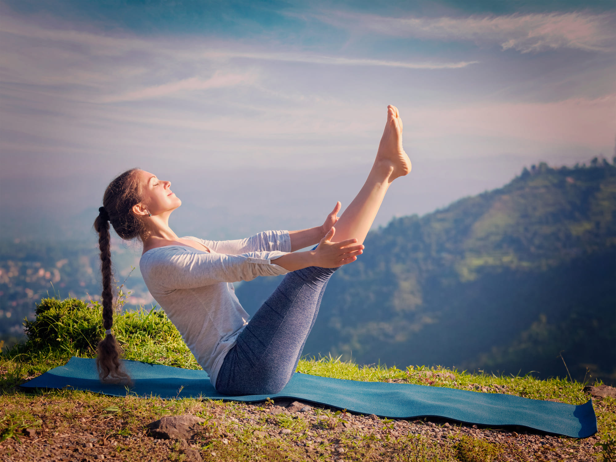 This Single Yoga Pose Works Your Abs as Effectively as 100 Crunches