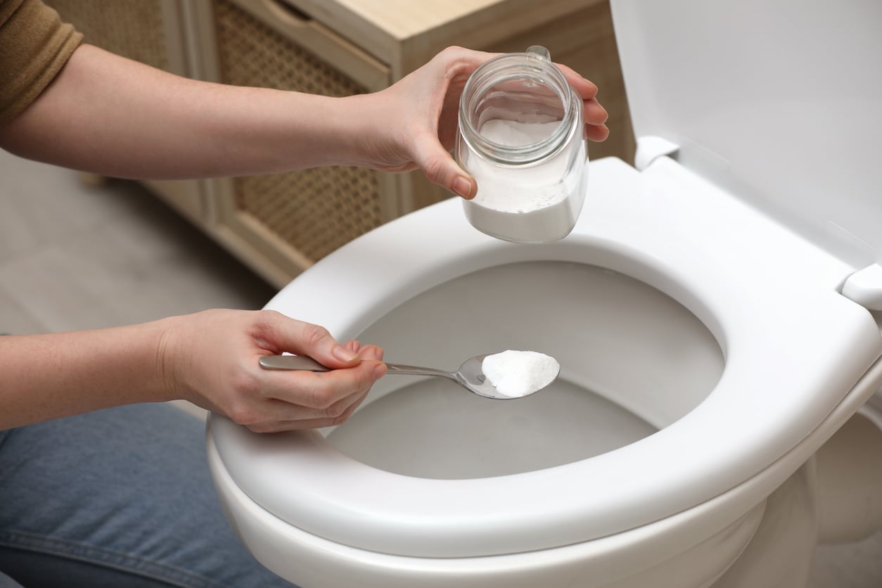 Here's Why Experts Recommend Sprinkling Baking Soda Around Your Toilet at Night 