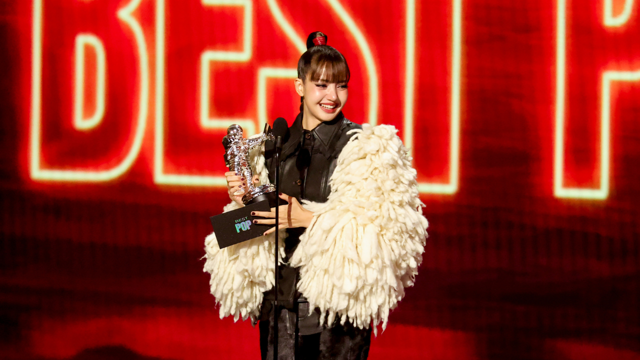 Lisa accepting award VMAs