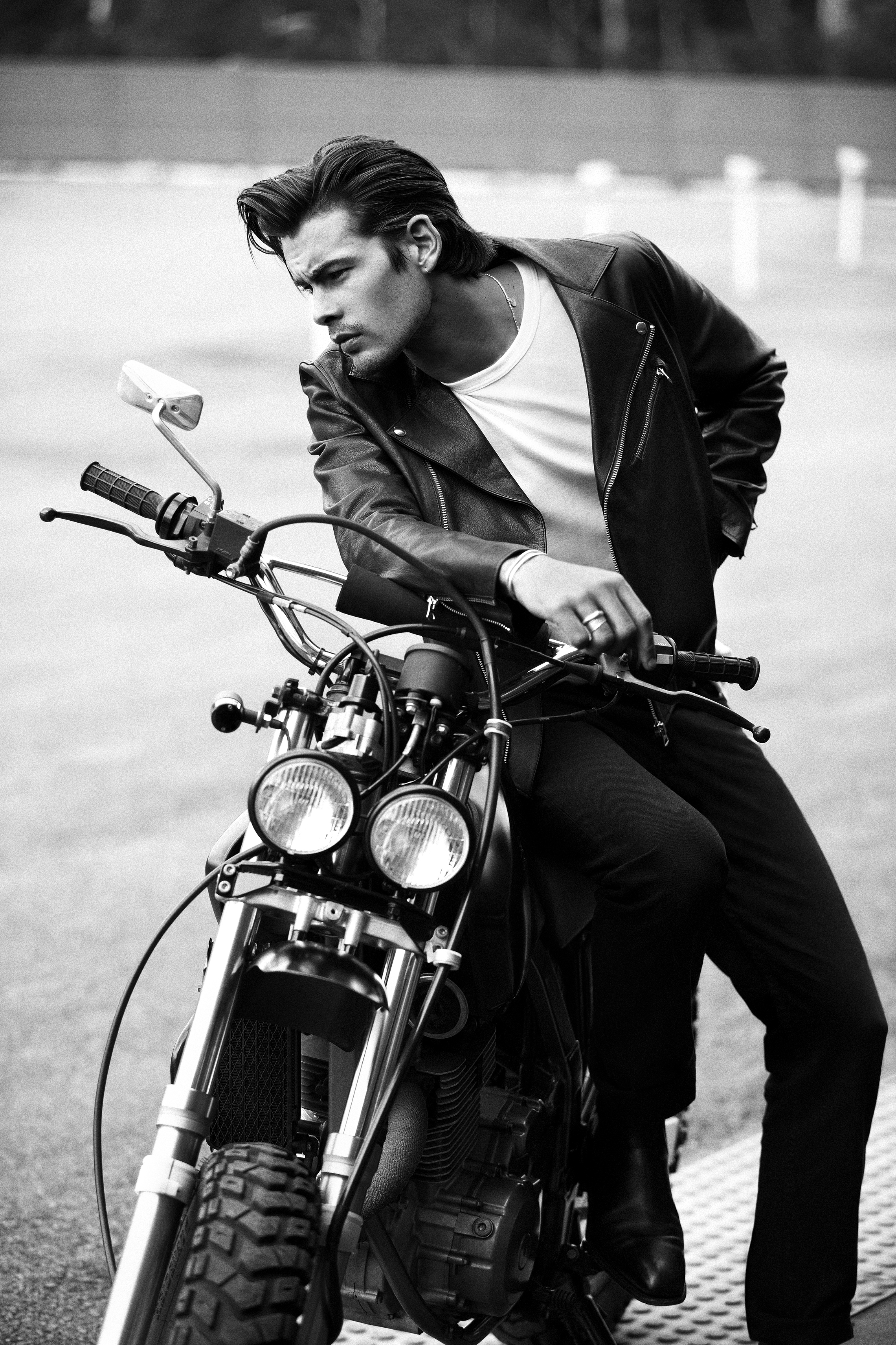Парень на байке. Мужчина на мотоцикле. Крутой парень на мотоцикле. Мужская фотосессия с мотоциклом.
