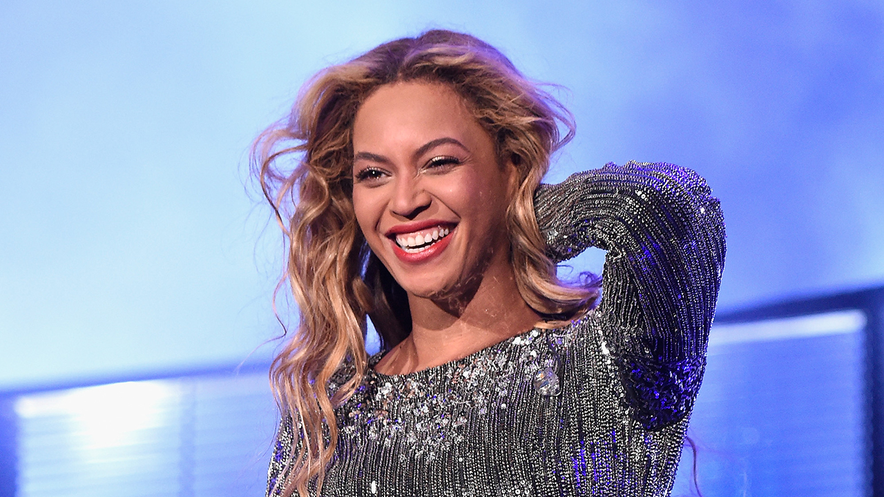 Beyonce got shy when the entire Made In America festival sang her Happy ...