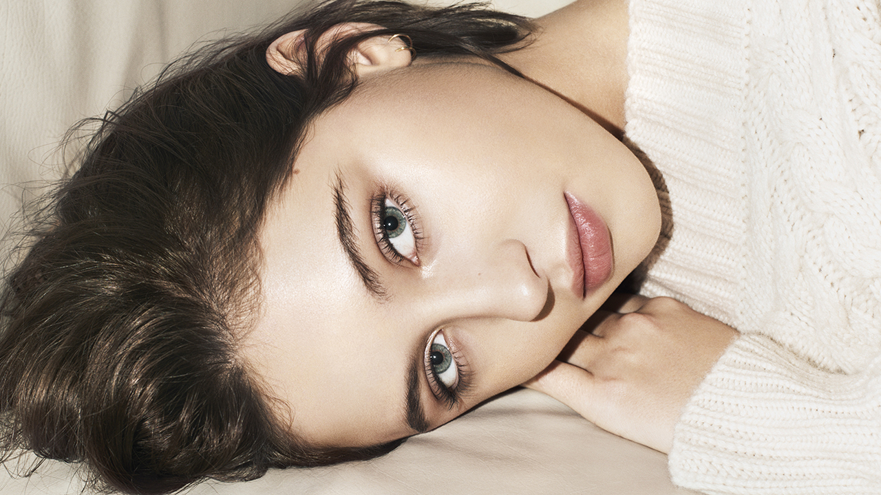 15 quirky beauty facts about Jude Law s daughter Iris Law Grazia