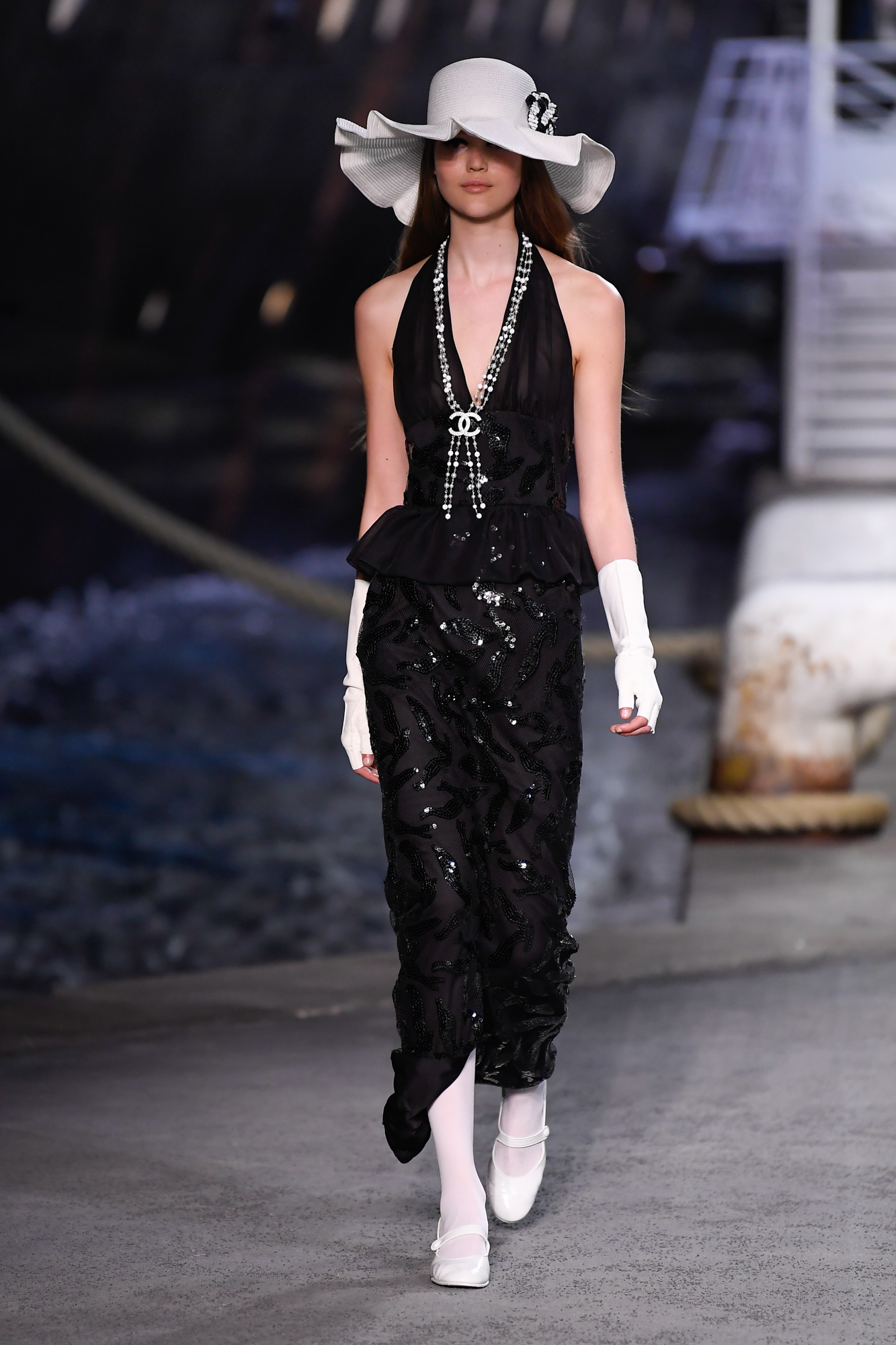 Runway gallery: Chanel Cruise 2018/19 Show Collection