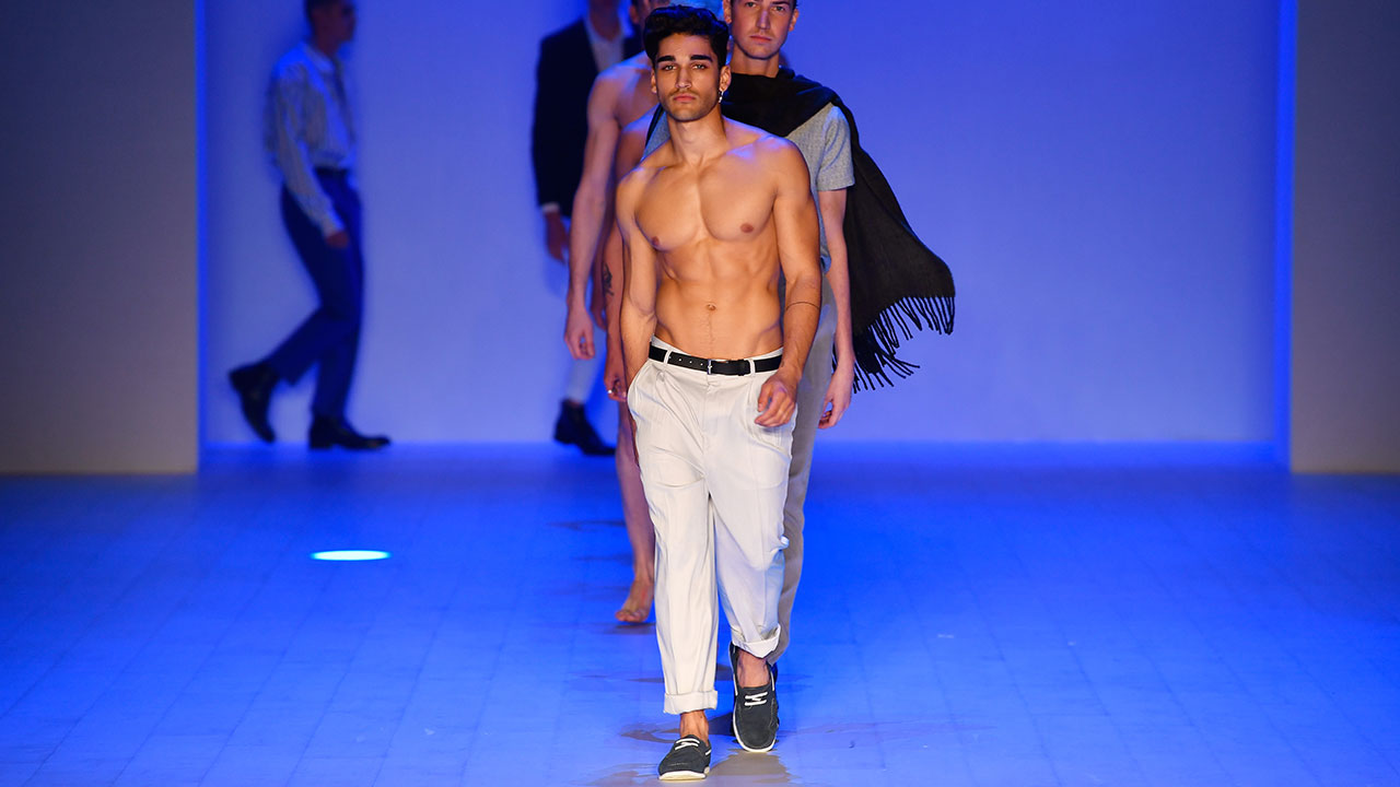 What's It Really Like To Be A Shirtless Male Model At Hollister? A Few  Dudes Dish