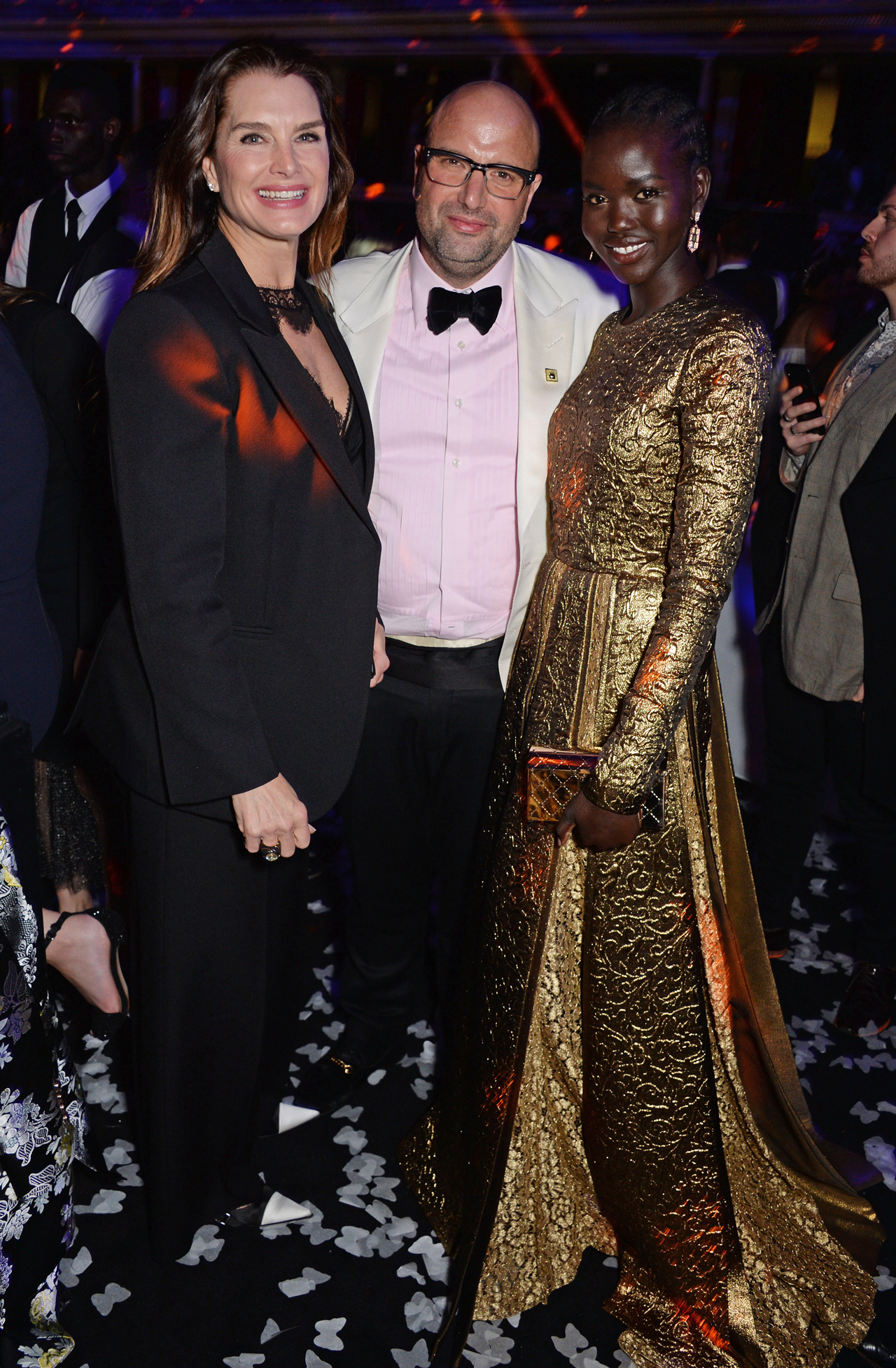 xA2BrookeShields,AndrewNugentandAdutAkechattheBirdinhand