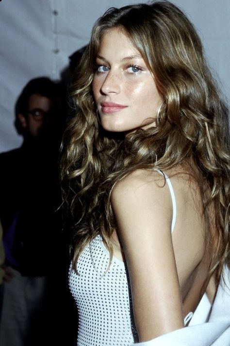 Gisele Bundchen Proves That “Natural Glow” Makeup Will Never Get Old