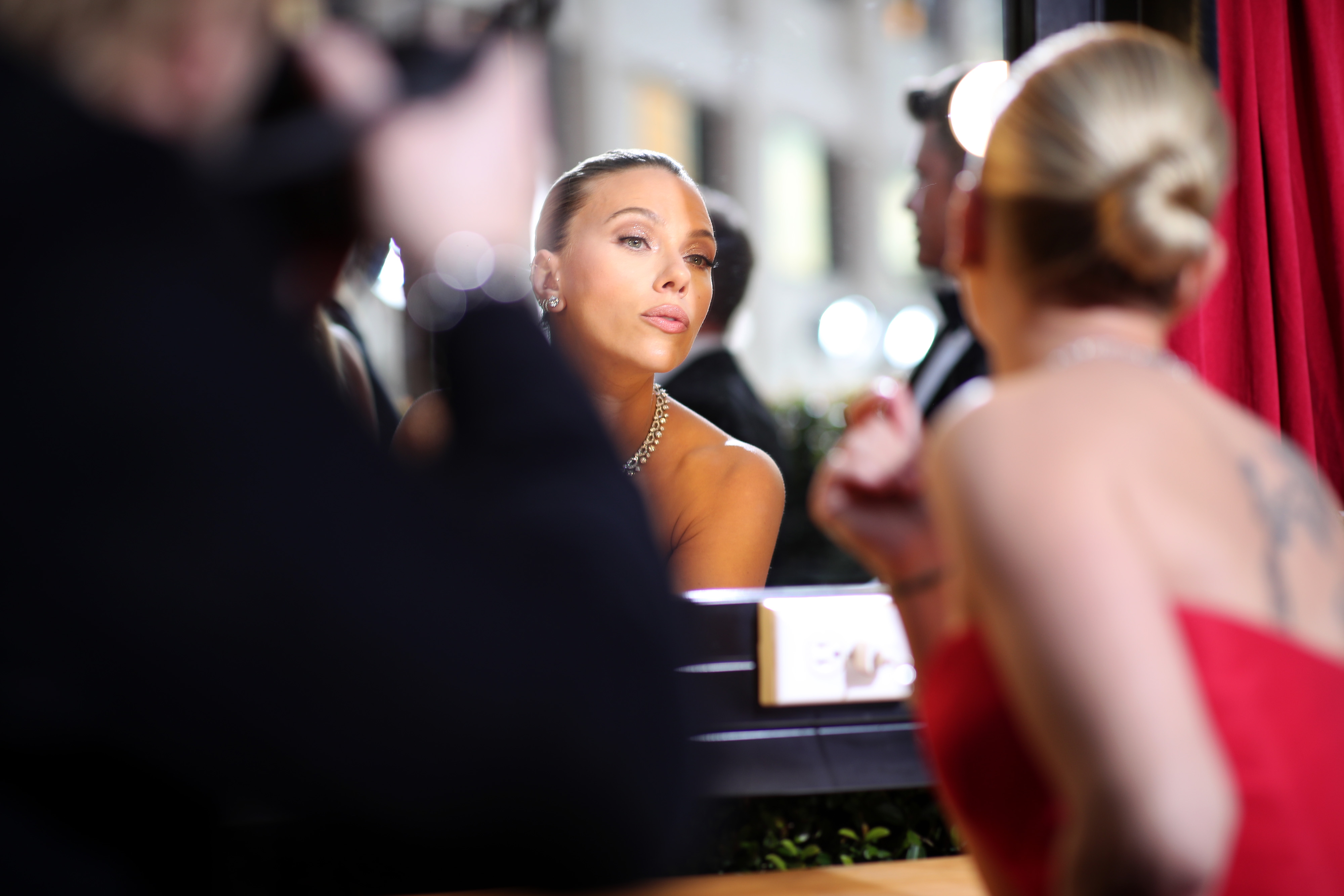 Scarlett Johansson Is Seeing Red At The 2020 Golden Globes Grazia Australia