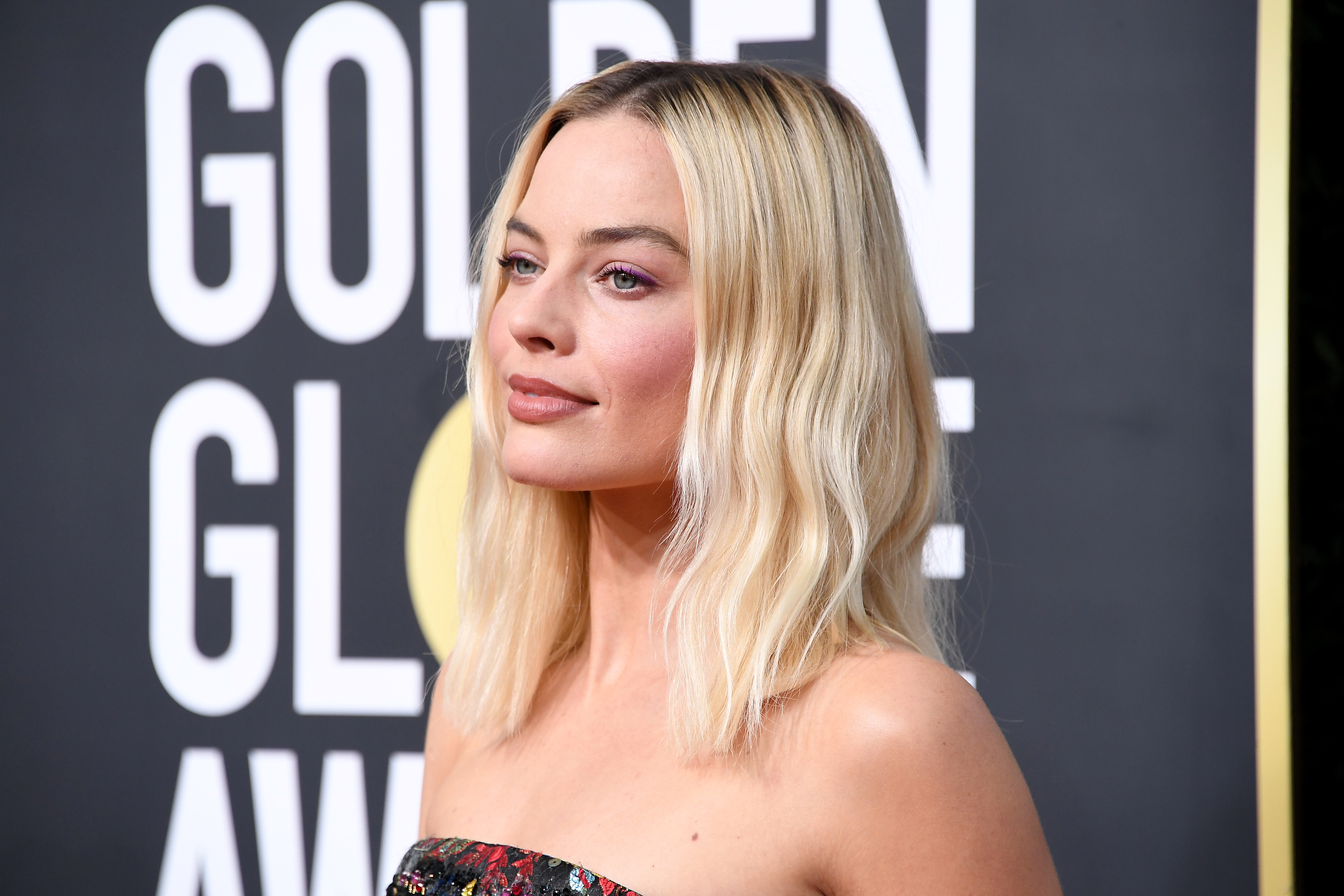 On Golden Globes Day Margot Robbie Posts Tearful Plea For Australian