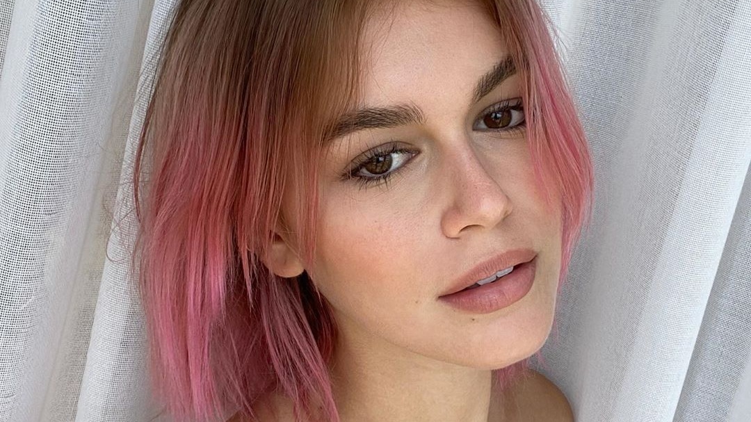 kaia gerber has dyed her hair pink