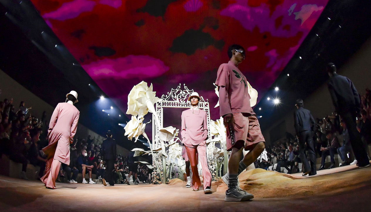 METCHA  Travis Scott collaborates with Kim Jones for Dior's Spring 2022  Menswear Collection.