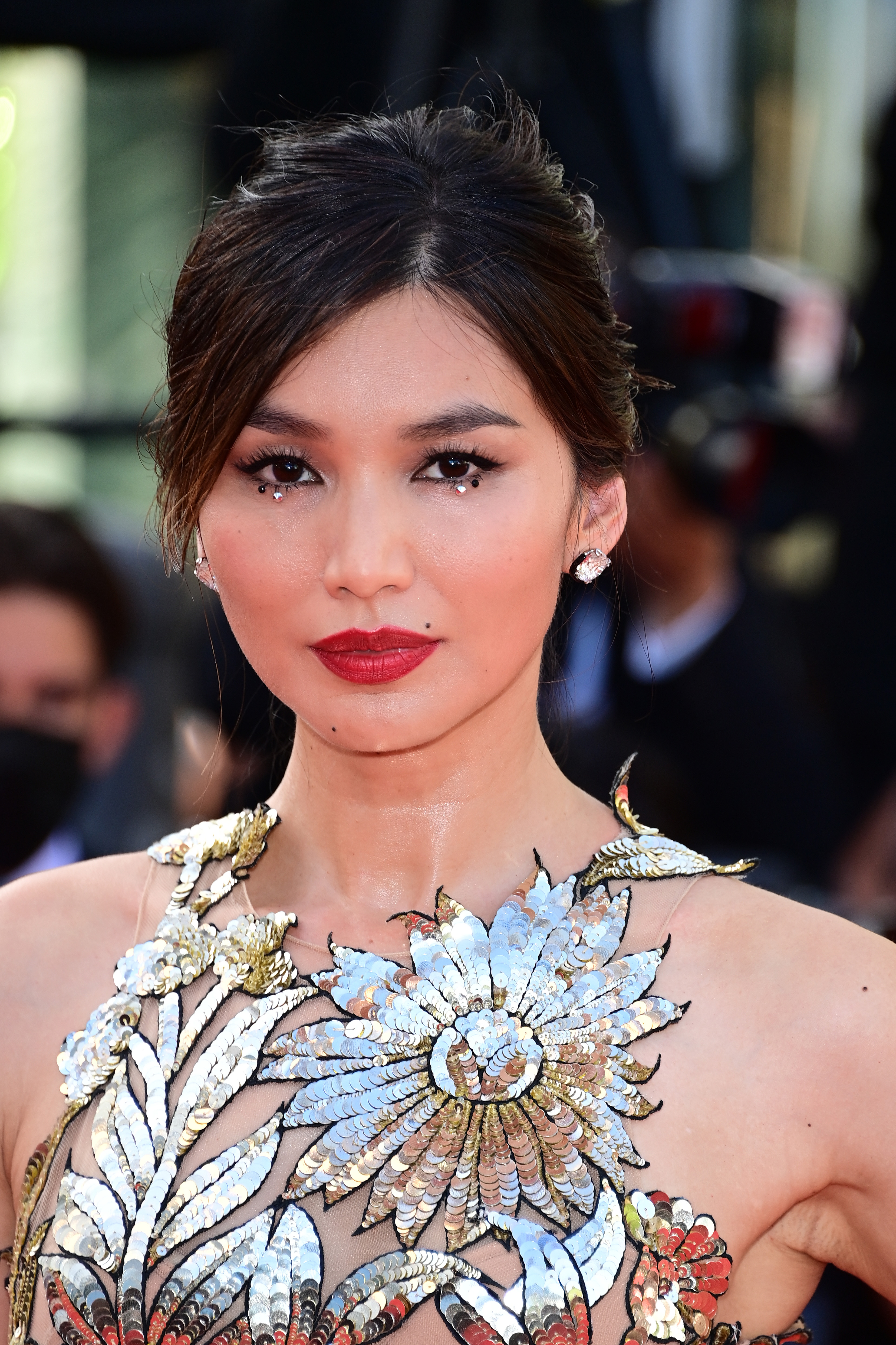 British Asian actress and model Gemma Chan look extremely stunning in her dress designed by a Korean Designer.

