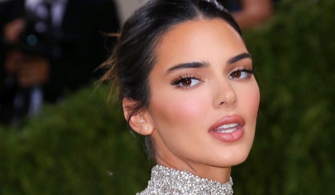 Tilfældig Creek Snart Kendall Jenner's Entire Met Gala Makeup Look Was Kylie Cosmetics