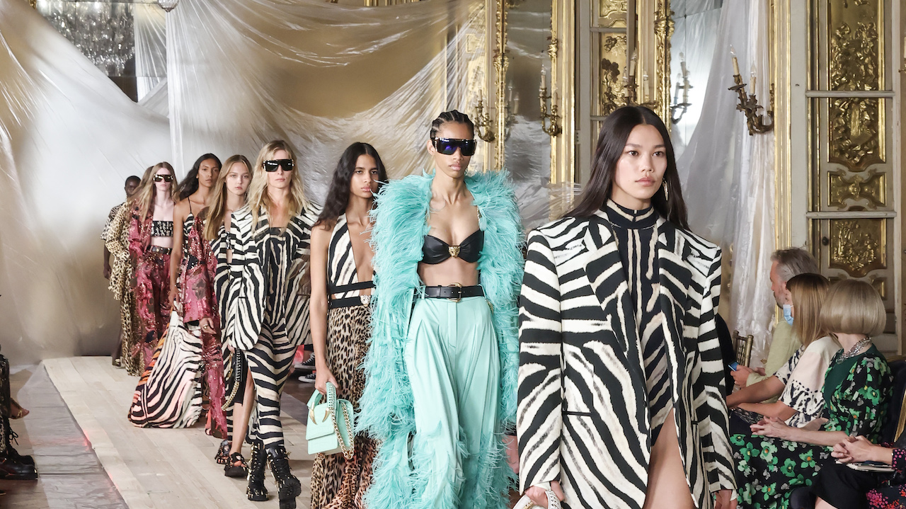 Liever drinken kan niet zien Roberto Cavalli Takes A Walk On The Wild Side For Milan Fashion Week