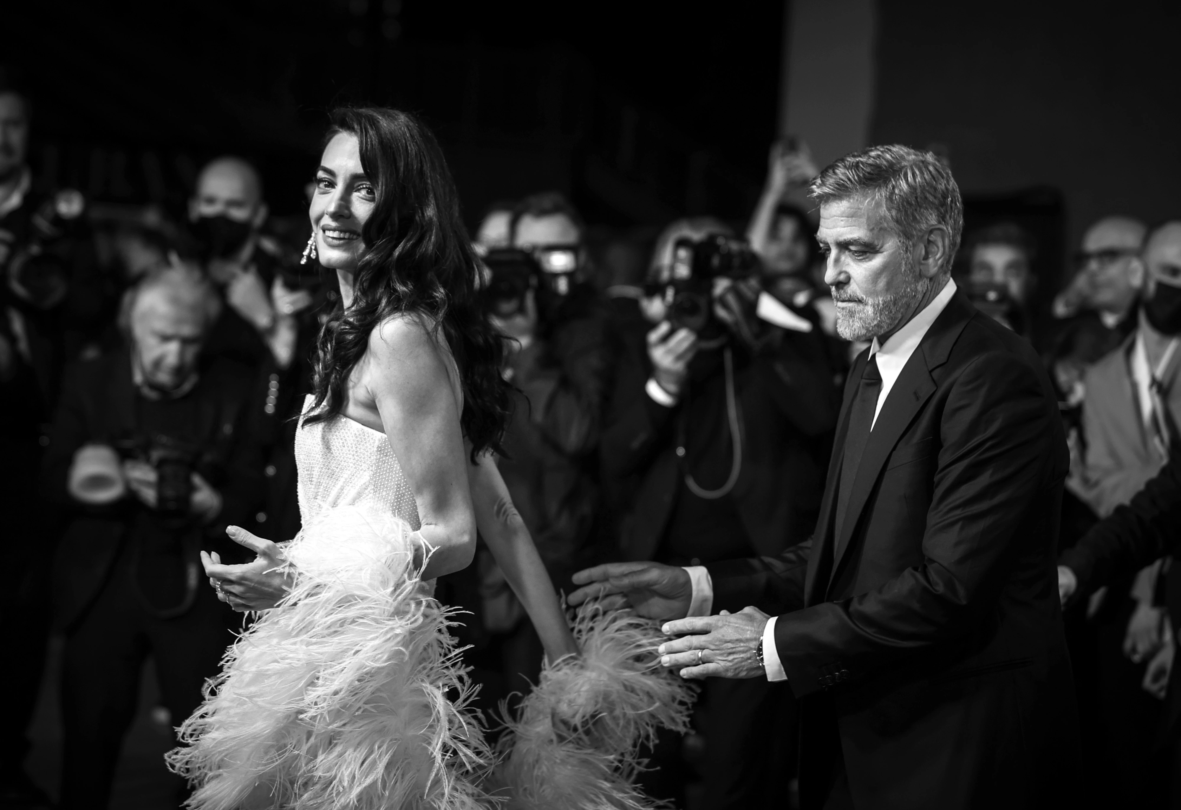 Amal Clooney abbaglia negli abiti da sera in Italia