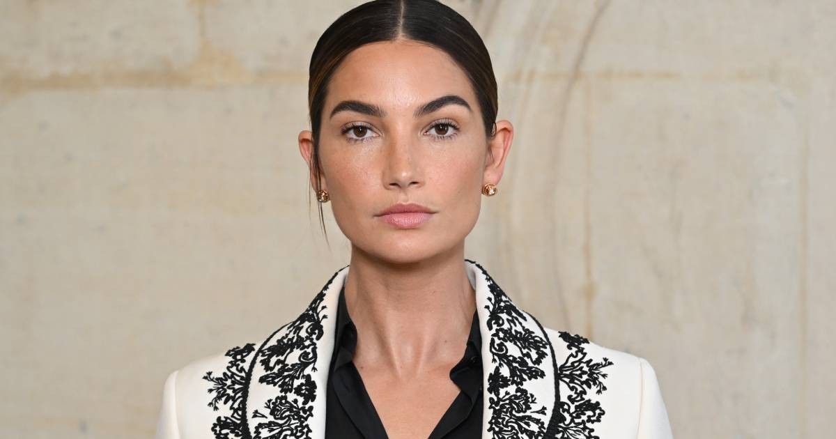 Lily Aldridge Wore A Minimalist Beauty Look To Dior's Fashion Week Show