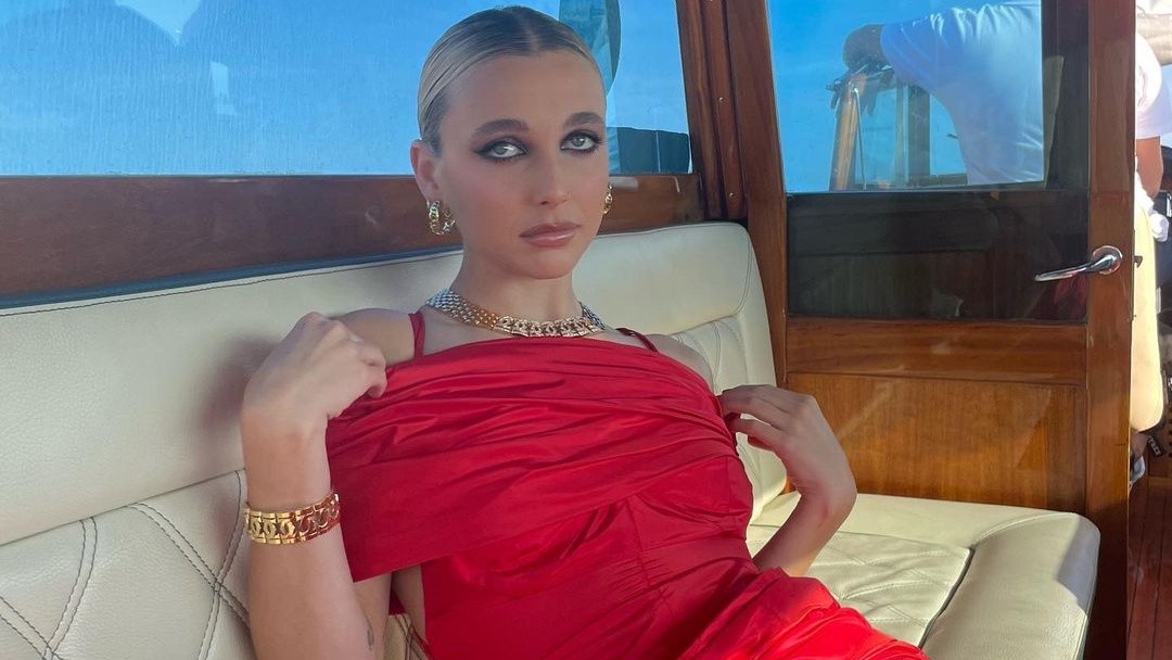 emma chamberlain photographed for @cartier at the met gala.