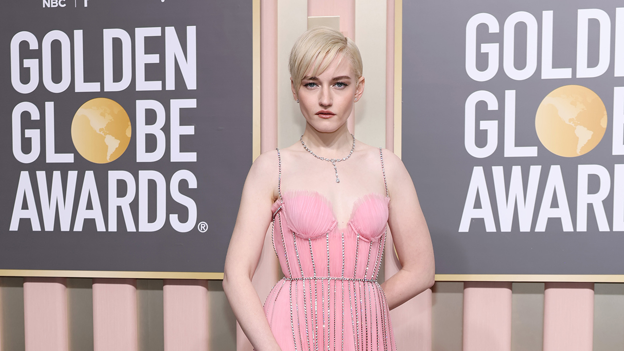 Julia Garner Is Pretty In Pink At The Golden Globes