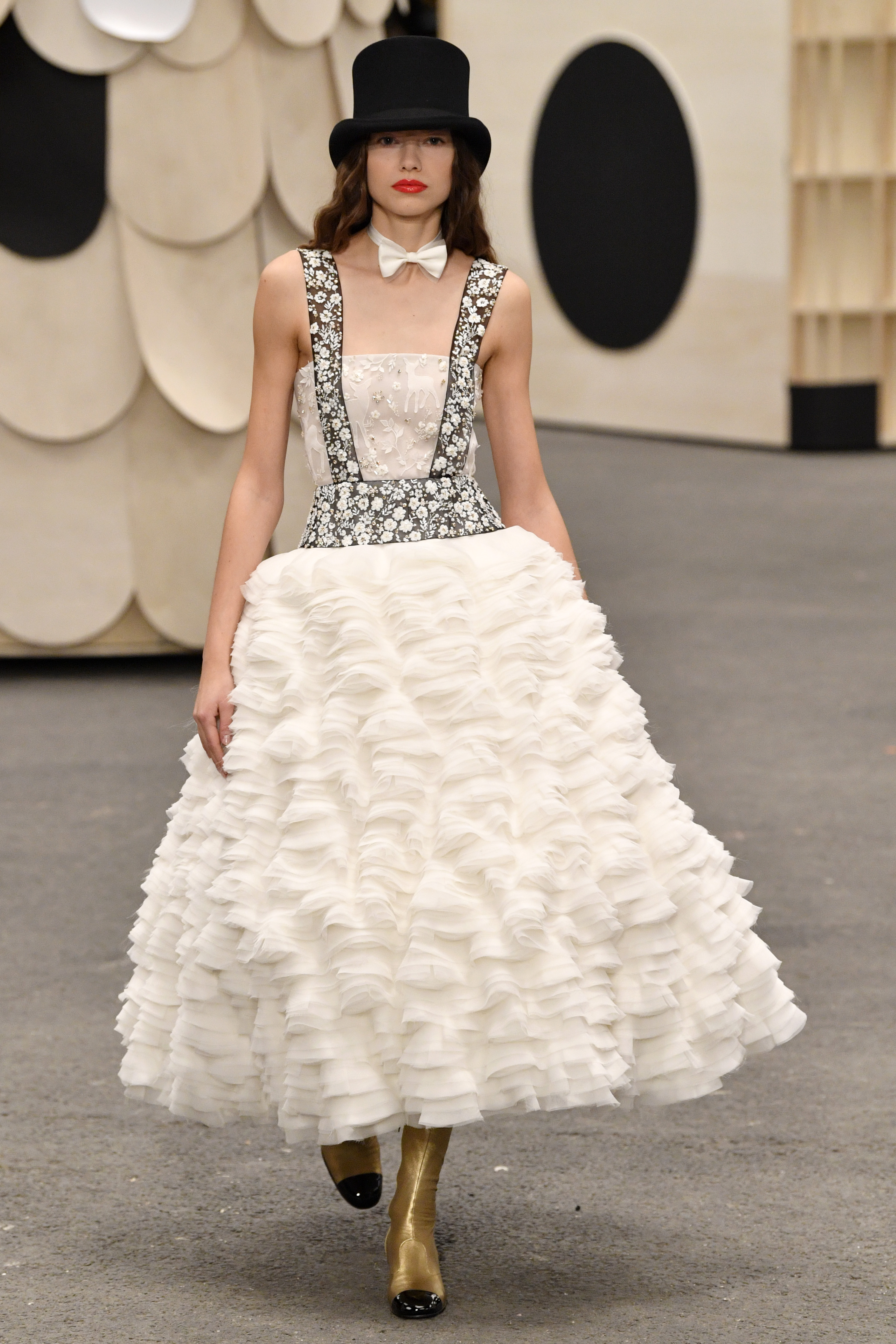 Roll Up! Chanel Spring/Summer 2023 Haute Couture Offers A Twist Of Fête -  Grazia