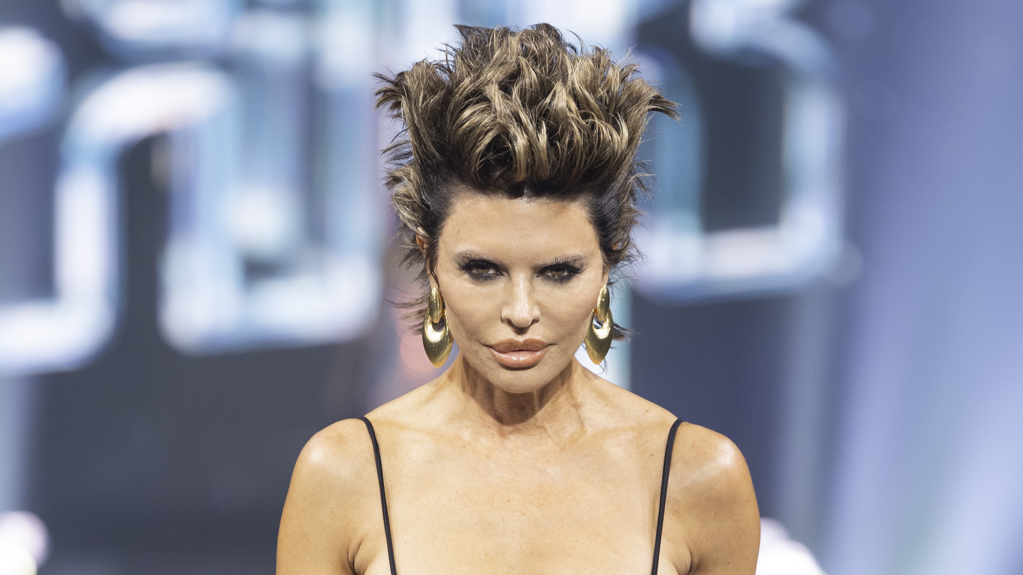 Lisa Rinna’s Oversized Hat Steals the Show at Victoria’s Secret Runway