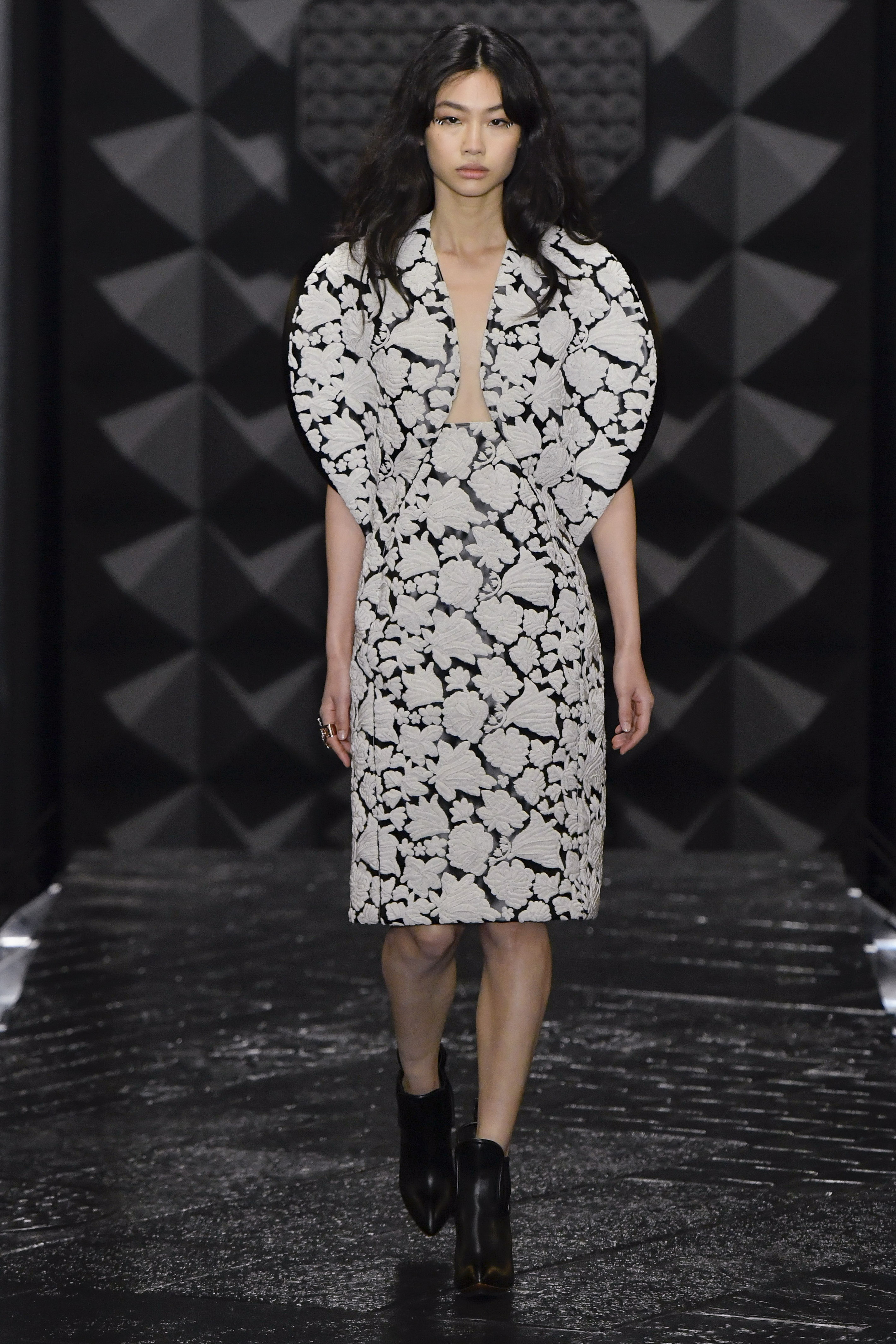 Jung Ho-Yeon walks for Louis Vuitton Fall Winter 2023