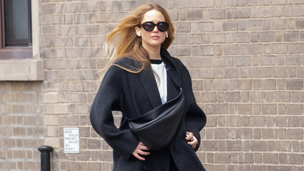 Jennifer Lawrence's Black Crossbody Bag for Less - Wardrobe Oxygen