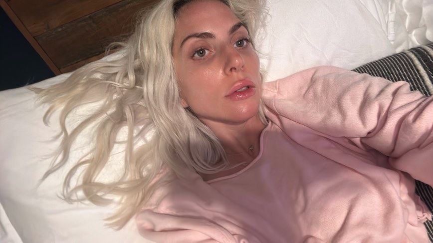 Lady-Gaga-No-Makeup-Selfi