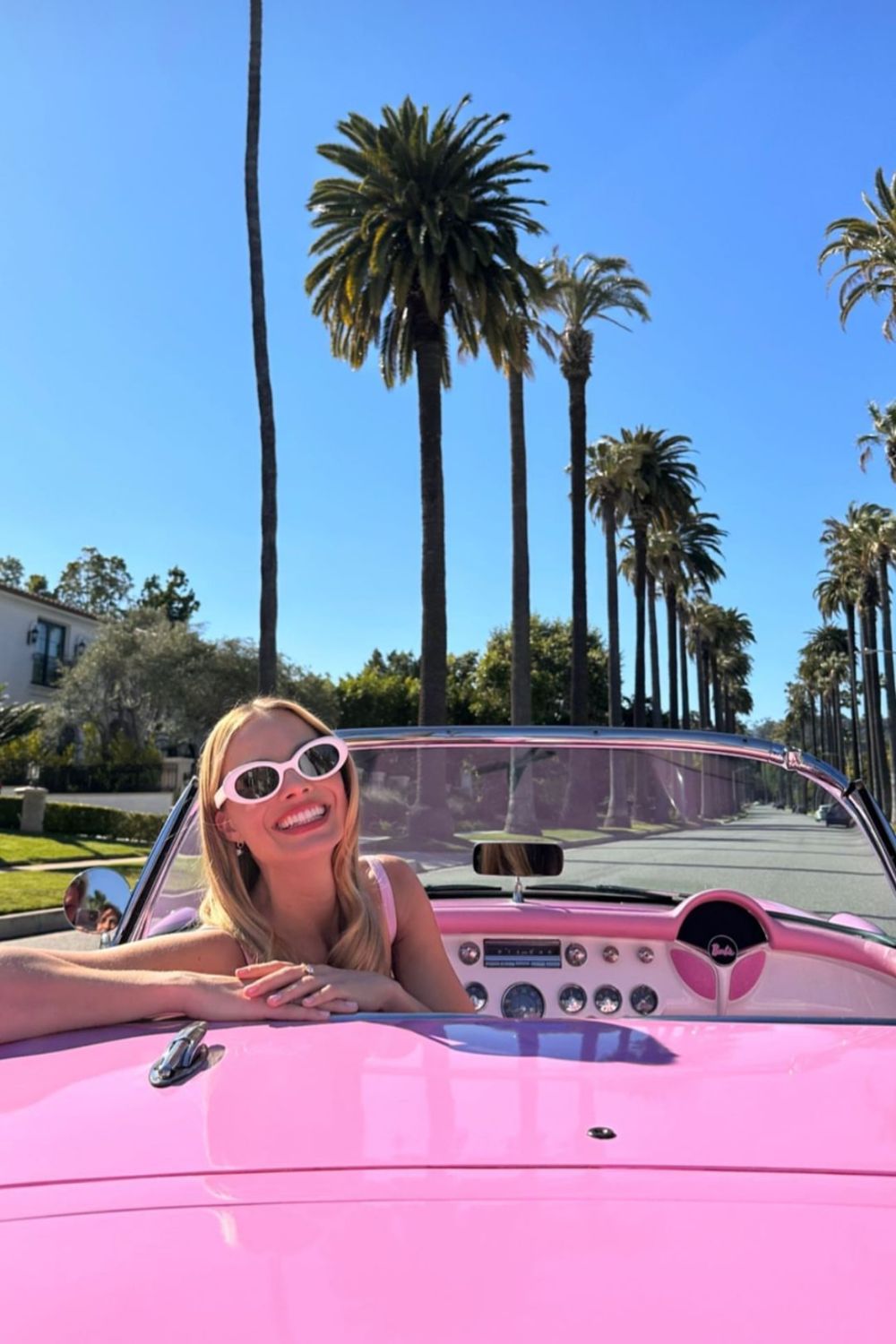 Margot-Robbie-Barbie-Car - Grazia