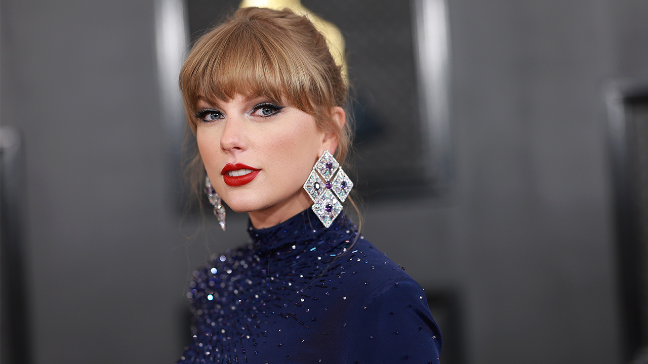 Taylor Swift best red lipstick