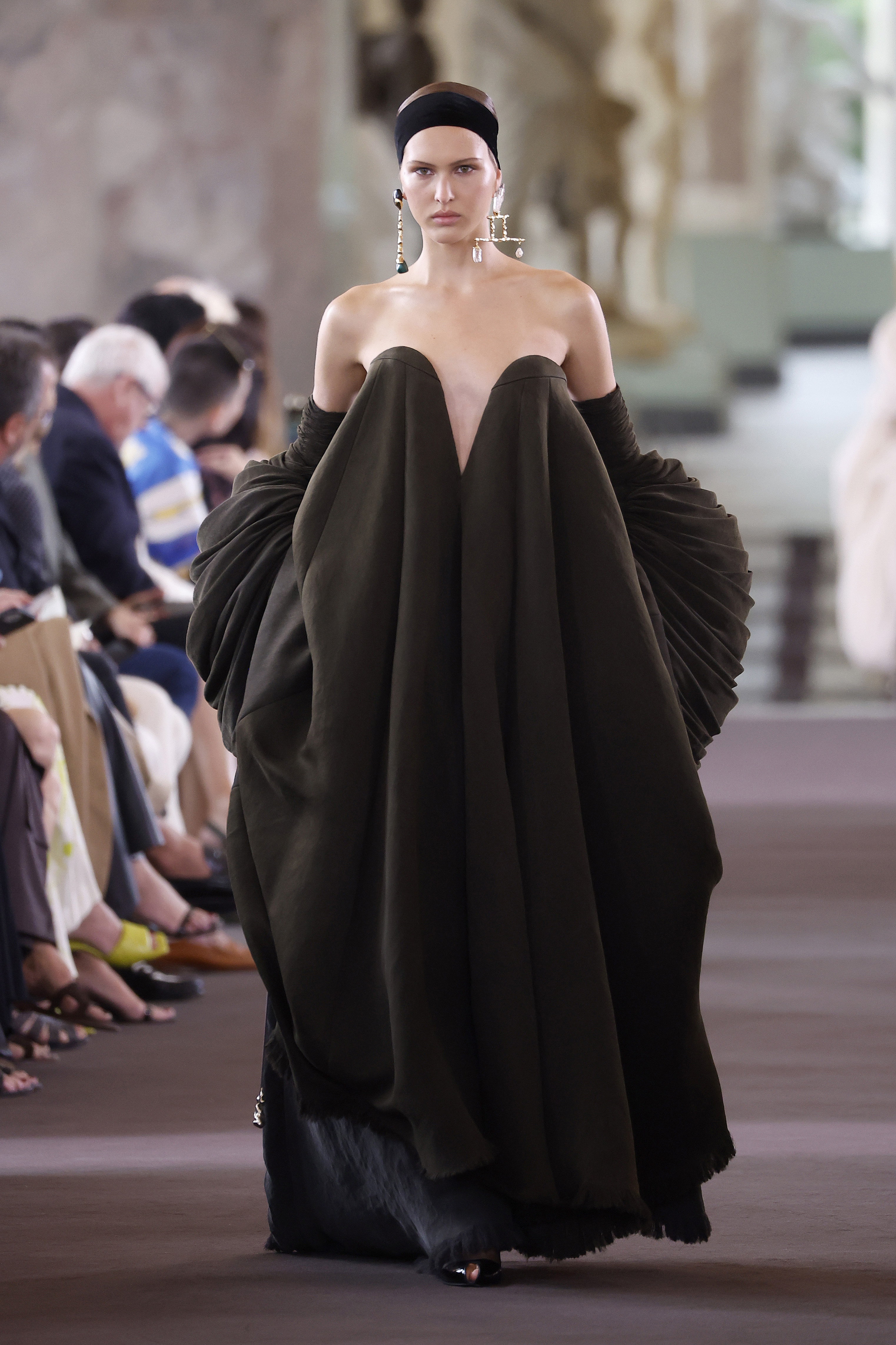 Maison Schiaparelli - Haute Couture Fall-Winter 2023/24 : 11 / 30