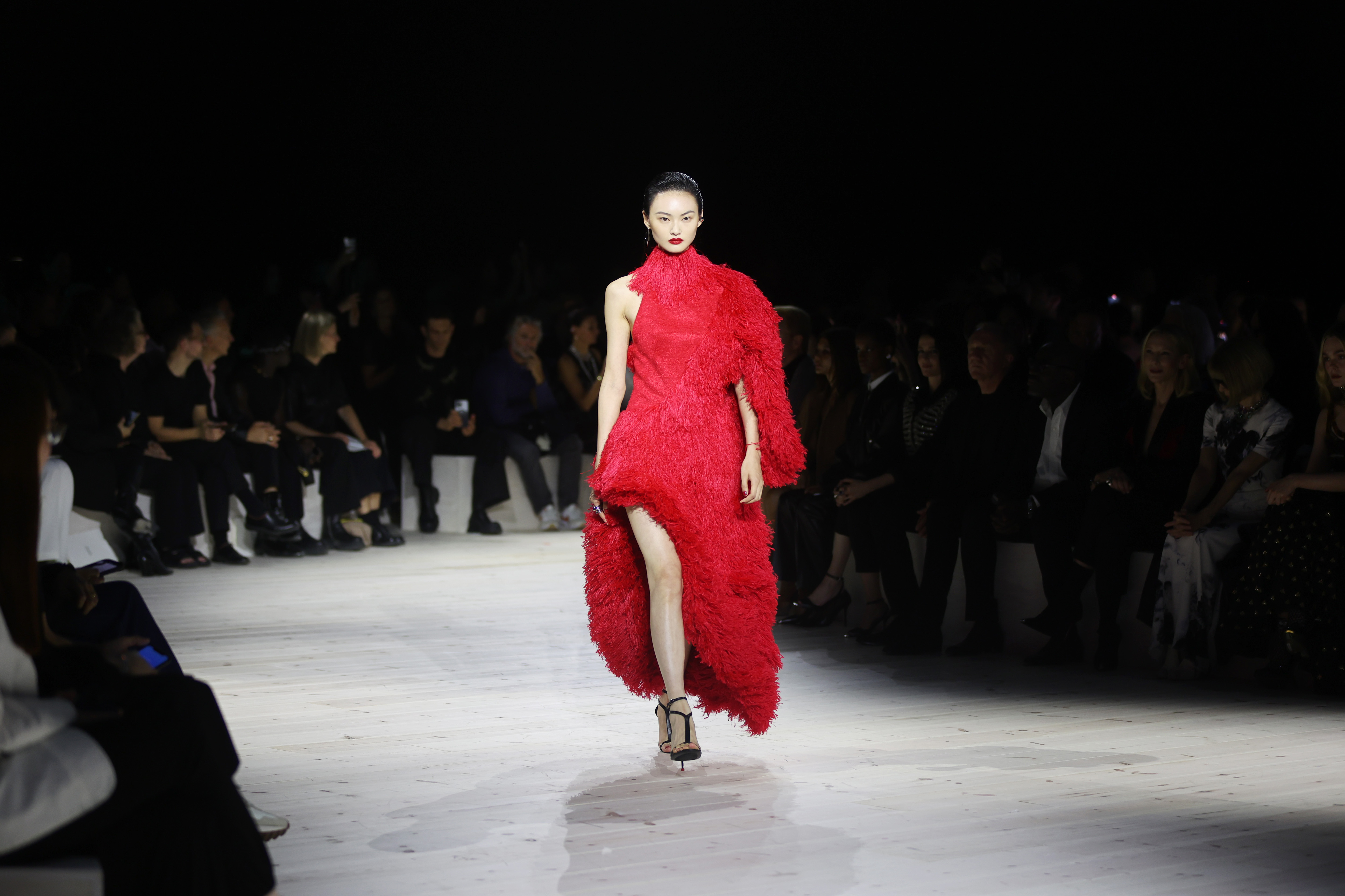 Alexander McQueen SS24 : Front Row - Paris Fashion Week - Womenswear ...