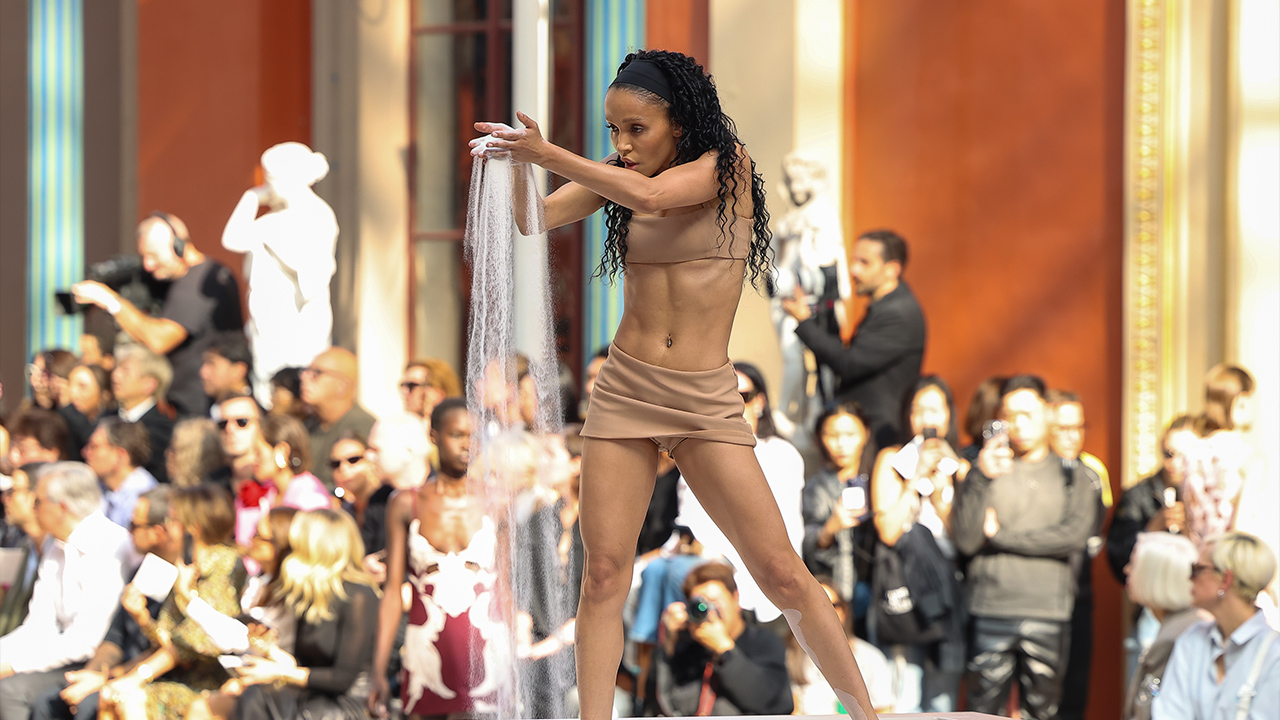 FKA Twigs Performs Brand New Song During Paris Fashion Week
