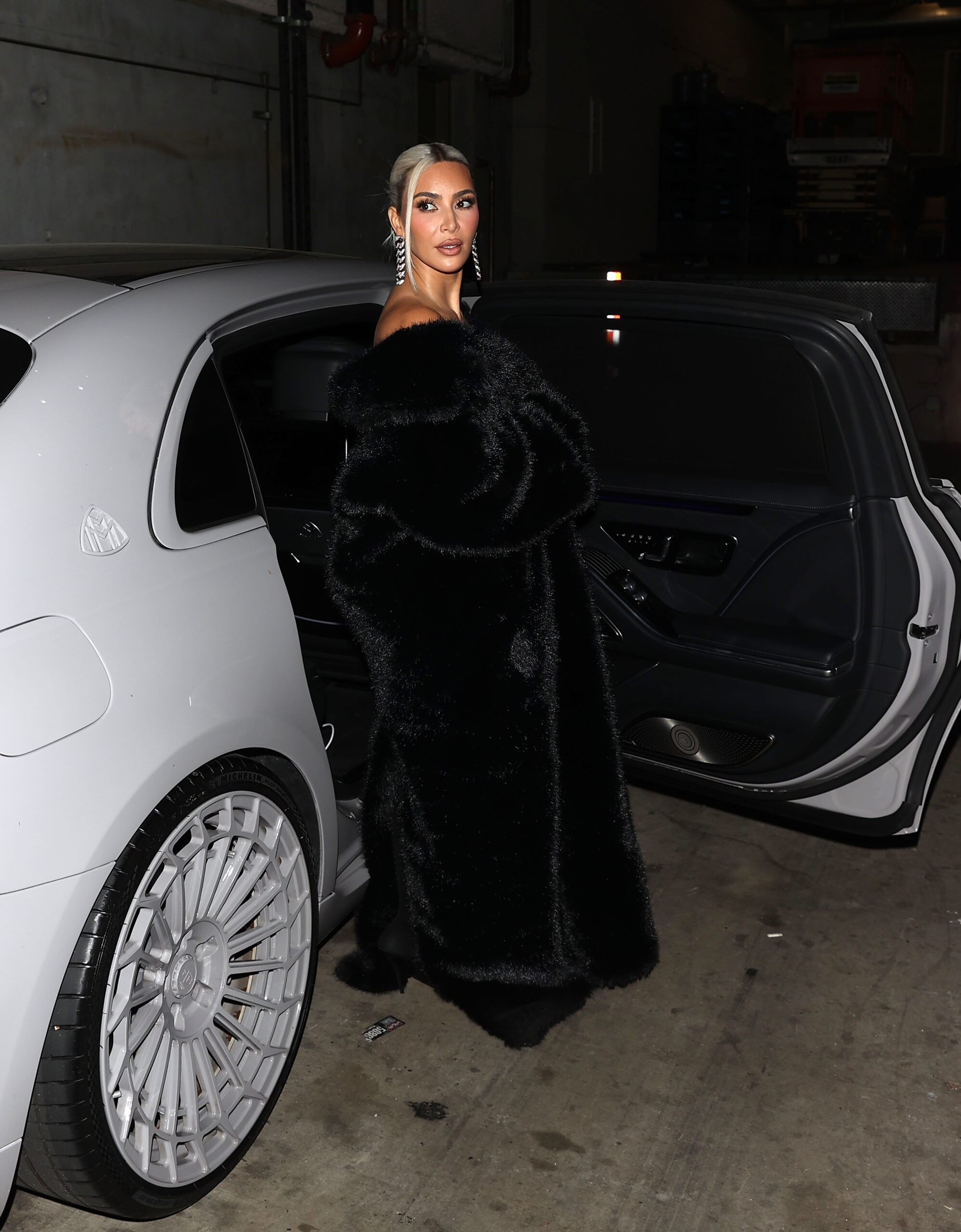Kim-Kardashian-Platinum-Blonde