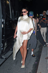 hailey-bieber-maternity-style